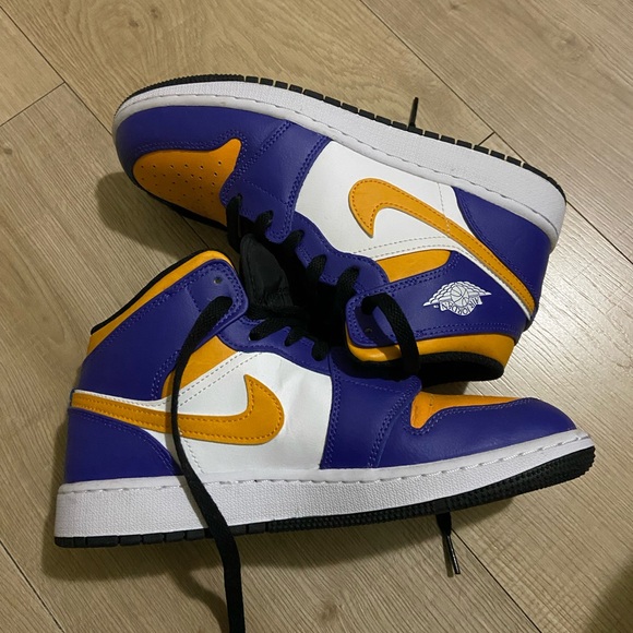 laker color nike shoes